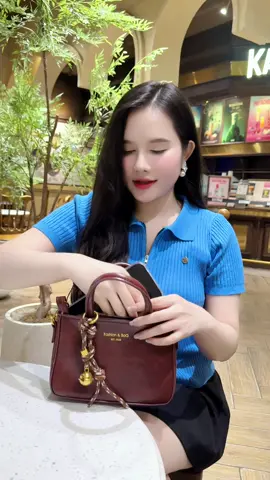 Không khí giáng sinh về là phải mua túi đỏ nhaaa 