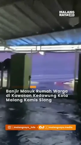 Banjir yang cukup tinggi di kawasan Kedawung Kota Malang pada Kamis siang (4/12/25). Banjir yang cukup tinggi masuk ke lantai 1 rumah warga. . . 🎥 kiriman warga