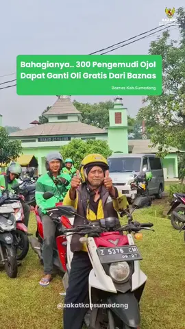 Bahagianya para pengemudi ojol Sumedang! 🚀 Sebanyak 300 pengemudi ojek online mendapatkan servis & ganti oli gratis dari Baznas Kab. Sumedang berkolaborasi dengan Kodim 0610/Sumedang dalam rangka menyambut Hari Juang Kartika TNI ke-80. 💛 Bersama, kita wujudkan Sumedang yang lebih sejahtera. #BaznasSumedang #Kodim0610Sumedang #HariJuangKartika80 #GerakBersama #SumedangBerbagi