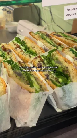 je crois qu’il était pas trop à l’aise, mais pas sûre..  bref, allez chez @Love Juice Bar Tour Eiffel  #pourtoi #fyp #coffeeshop #adresseparis #SmallBusiness 