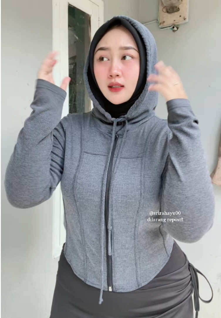 nyari atasan olahraga yang ada kuplukannya? nih beli ini ajaaa, dijamin gaakan nyesel, bahan halus dan adem bikin nyaman ke kulit💗 #hanafashion #hanafashionjkt #atasanolahraga #bajuolahraga 