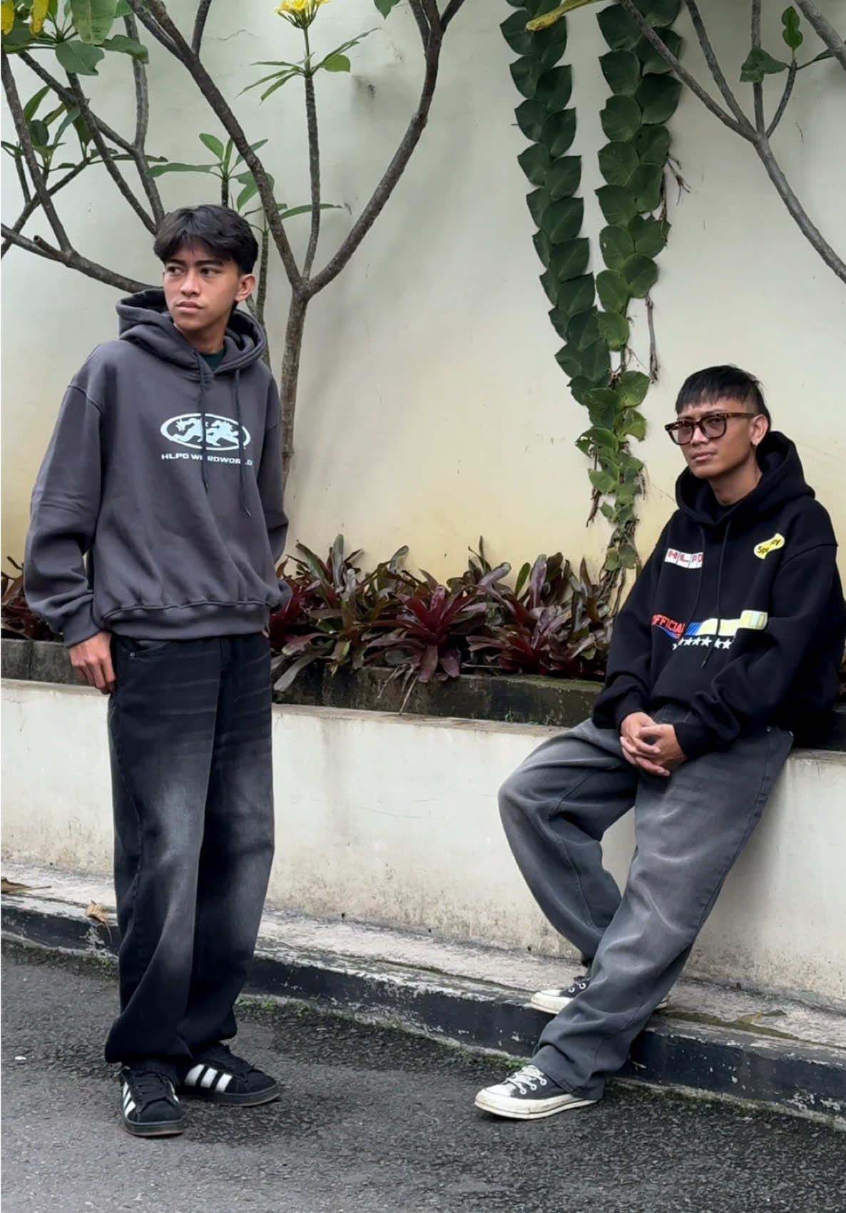 Perbedaan warna dua hoodie boxy koleksi dari hlpd, darkgrey dan black #hlpdweirdworld #ootdkalcer 