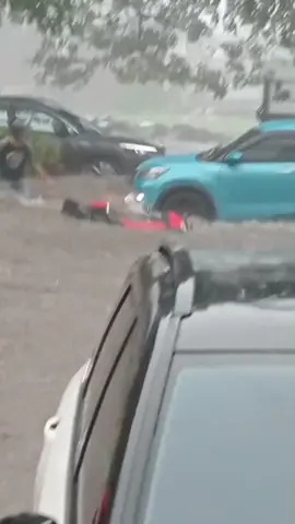 Kota Malang hujan deras ,sebagian sampai banjir .04 Desember 2025 . hati hati di jalan teman* #malang 