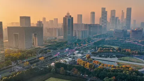 Vaata, kuidas jooksjad 🏃‍♂️🏃‍♀️ läbisid Nanjing´i maratoni ja avasta koos nendega selle kuuele dünastiale pealinnaks olnud suurlinna ajalugu 📜, kultuuri 📚 ja ilu ✨. #Nanjing #maraton #Hiina #ChinaTravel🇨🇳 Follow the #marathon 🏃 🏃‍♀️through the city  to explore , the six-dynasty capital, and experience its history📜 , culture 📚, and beauty ✨!  🇨🇳