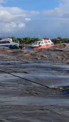 Cập nhật 4/12/2025 tại Bình Thuận ( cũ) nước lũ quá mạnh cuốn các tàu đang neo tại cảng ra biển luôn🥹#xuhuong #tuanhq_93 #bìnhthuận #tàucá 