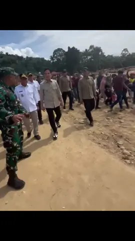 Turun langsung dan mendengar keluhan warga yang terdampak bencana,di Posko Tapanuli Selatan#gibranrakabuming #gibran #wapres 