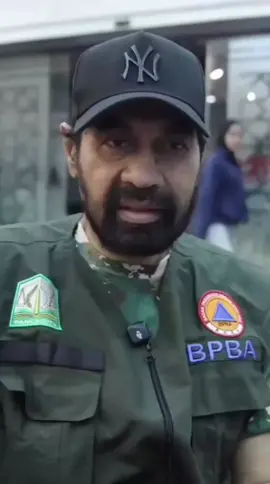 Gubernur Aceh, Muzakir Manaf (Mualem), pasang sikap tegas! Di tengah kondisi Aceh yang lagi berjuang bangkit, beliau menghimbau seluruh pelaku usaha untuk tidak memainkan harga sembako. Mualem juga memastikan Siapa pun yang ngeyel dan tetap menaikkan harga siap-siap diproses secara hukum. Bahkan untuk jaringan ritel besar seperti Indomaret & Alfamart, kalau tidak patuh pada aturan harga... izin bisa dicabut. #aceh #sumatra #news #viral #fyp 