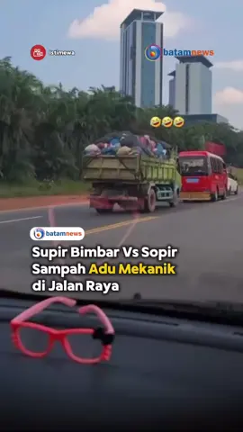 Sebuah truk sampah terlihat ugal-ugalan saat melintas di Jalan Panbil, Kota Batam, pada Rabu siang. Truk tersebut tampak melaju dengan kecepatan tinggi dan zigzag, sehingga membahayakan pengendara lain di sekitar lokasi. Sejumlah warga yang menyaksikan kejadian itu mengaku khawatir, karena truk sempat nyaris menyenggol pengendara lain. #batamnews #batam 