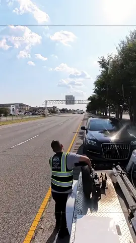 Pemandangan menyesakkan terjadi di Sibolga, Sabtu (29/11). Warga yang tak tahan menahan kelaparan, memilih menjarah minimarket yang ada di sana. Usai lima hari bencana banjir dan longsor di Sibolga, bantuan dari pemerintah tak kunjung sampai. Akses darat ke Sibolga pun terkunci dari arah Tarutung Tapanuli Utara. Video penjarahan minimarket ini viral di media sosial pada Sabtu siang. Dalam rekaman video terlihat ratusan warga masuk ke dalam Indomaret dan menjarah barang-barang yang ada di dalam. Namun pada video yang lain menyebutkan bahwa penjarahan dilakukan di Sarudik Tapanuli Tengah, bukan di Kota Sibolga. Gubernur Sumut Bobby Nasution mengungkap jalur menuju desa-desa di Tapanuli Tengah (Tapteng) belum bisa dilalui kendaraan dan bantuan logistik. Tim bantuan sedang berusaha menggapai desa-desa yang masih terisolir tersebut. #sibolga #penjarahan #minimarket #bantuantakkunjungdatang #bencanasumatera