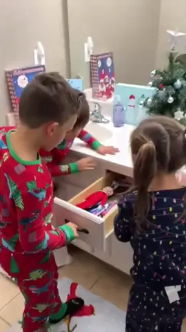 The elf’s mischief with the child #titok #fyp #foryou #prank #funnyvideos 