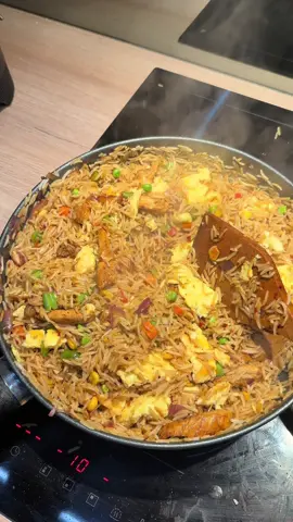 Following up on my last post: This is what properly fried rice should look like. It lasts longer, tastes even better, and has that restaurant-quality finish. See the difference? 🤔 #eggfriedrice #friedricelover #foodideas #Foodie #Recipe 