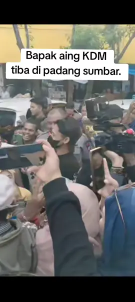 KDM bapak aing tiba di padang sumbar, di sambut warga dengan penuh rasa gembira. #kdm #bapakaing #padang #sumbar 