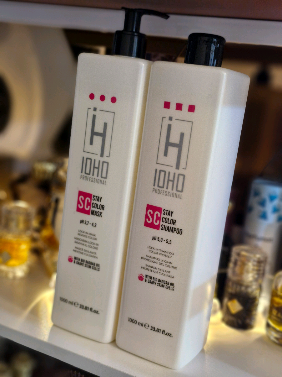 Da...recunosc, imi place sa imi vopsesc destul de des parul doar ca uneori nuanta se duce destul de rapid si asta este frustrant.  Asa ca cei de la @HniCosmetice  m au ajutat cu o gama special conceputa pentru parul vopsit. Gama Stay Color de la @ioho.professional este o gama care protejeaza parul vopsit cu formula delicata fara sulfati, este imbogatita cu ulei bio de baobab si celule stem din struguri, oferind o hidratare profunda. #HNIcosmetice #IOHOProfessional #VopseaProfesionala #StayColor #produseprofesionale 