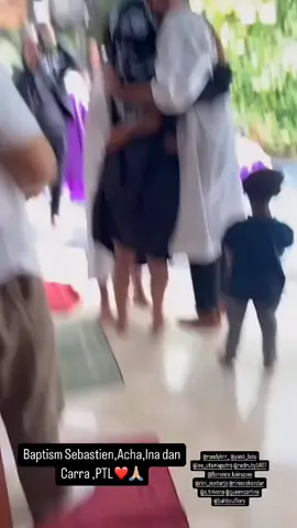 ibu dan ayah ini mengantar anak2nya untuk di baptis, anak2nya memilih ingin menjadi pengikut Tuhan Yesus. orang tua yg baik memberikan kebebasan untuk anak2nya. luar biasa.  #pengikutyesus #kristen #kesaksianrohani 