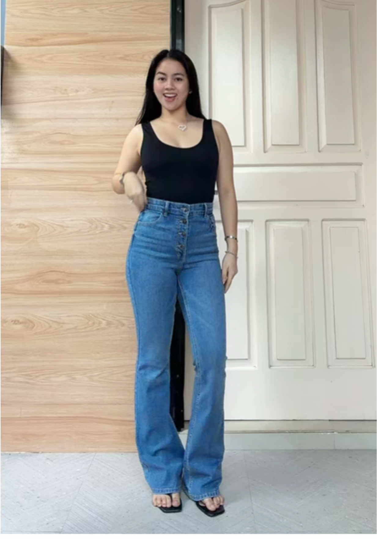 Ganda nito lakas maka long legged & maka sexy! #flaredjeans #flaredpants #flarepants #flarepantsoutfit 
