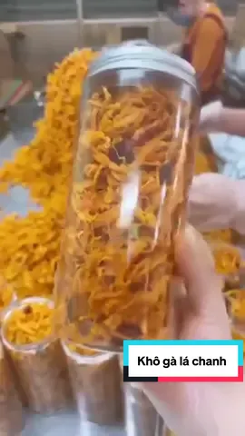 Gà xé sợi mềm, thơm nức mũi – cay nhẹ, mặn ngọt vừa ăn, càng ăn càng ghiền 🤤 Lá chanh thơm phức – ăn chơi, nhậu nhẹt hay mang đi làm đều bao phê luôn nha 😍#tiktokfood #tiktokshop #anngonmoingay #foodtoktv #anvatgiare 