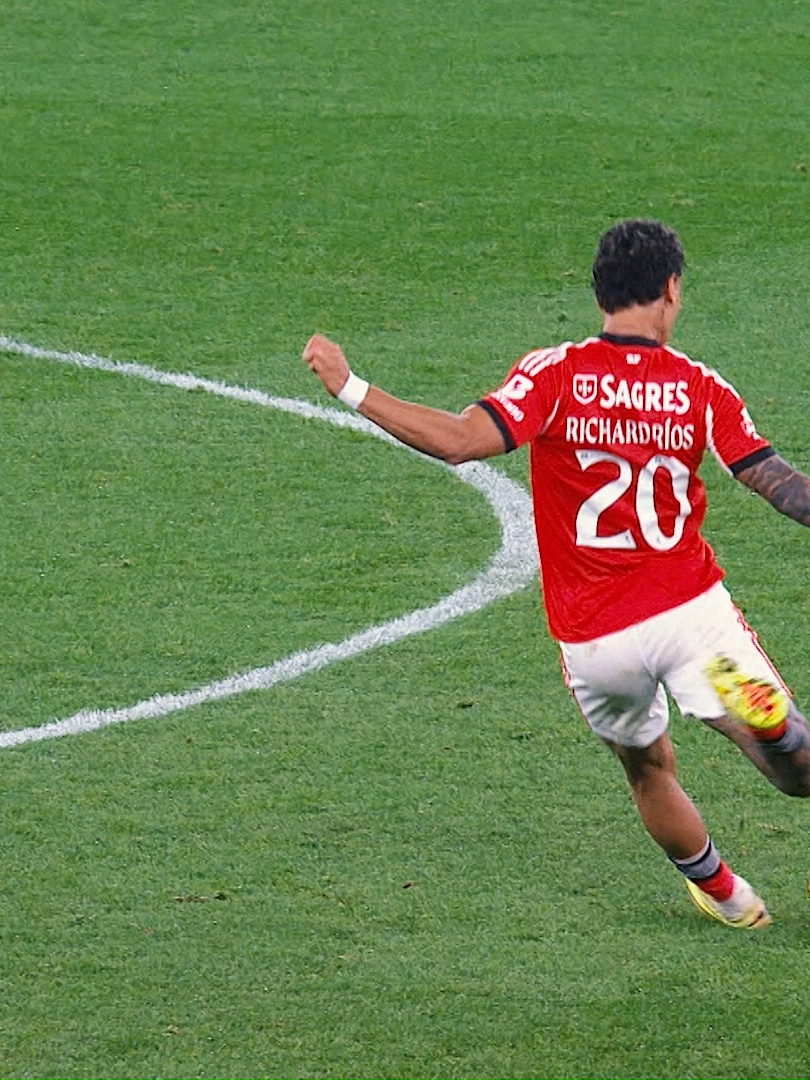 Prepare-se para o maior dérbi de Lisboa. 🔥 O SL Benfica enfrenta o Sporting CP num duelo cheio de emoção e adrenalina! ⚽ Amanhã, dia 05 de dezembro às 21:15 na Benfica TV, canal 26 da sua ZAP. O melhor que há, é na ZAP que dá!