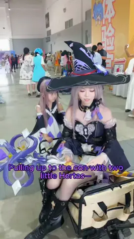 Madam Herta is truly one of a kind. I’ve raised these Herta dolls for so long just to bring them to this one convention— walking around the con while dragging a little Herta behind me, her presence is absolutely maxed out. 💜 #HonkaiStarRail #Herta #Cosplay #AnimeConvention #con 