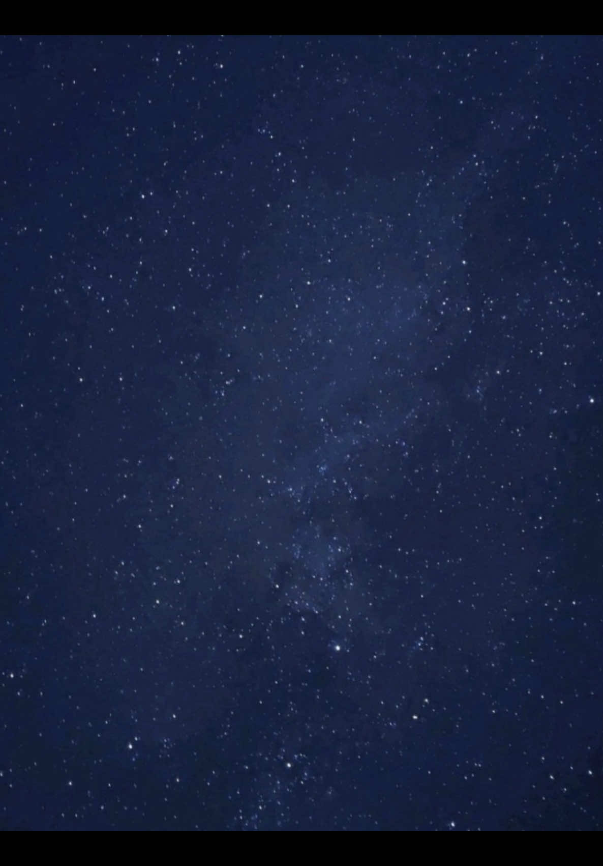 日本利用压电瓷砖将脚步转化为电能。这些瓷砖捕捉来自你脚步的动能。当你行走时，你的重量和动作会对瓷砖产生压力。瓷砖会轻微弯曲，从而产生机械应力。瓷砖内部的压电材料将这种应力转化为电能。每一步都会产生少量电荷，而数百万步结合在一起就能产生足够的电力来驱动 LED 灯、数字显示屏和传感器。在像涩谷车站这样繁忙的地方，每天大约有240万个脚步为这一系统作出贡献。这些电能可以被储存或立即使用，从而减少对传统电力来源的依赖，并支持可持续的城市基础设施。这种方法将日常运动转化为实用的可再生能源 #рекомендации#новости#треш 