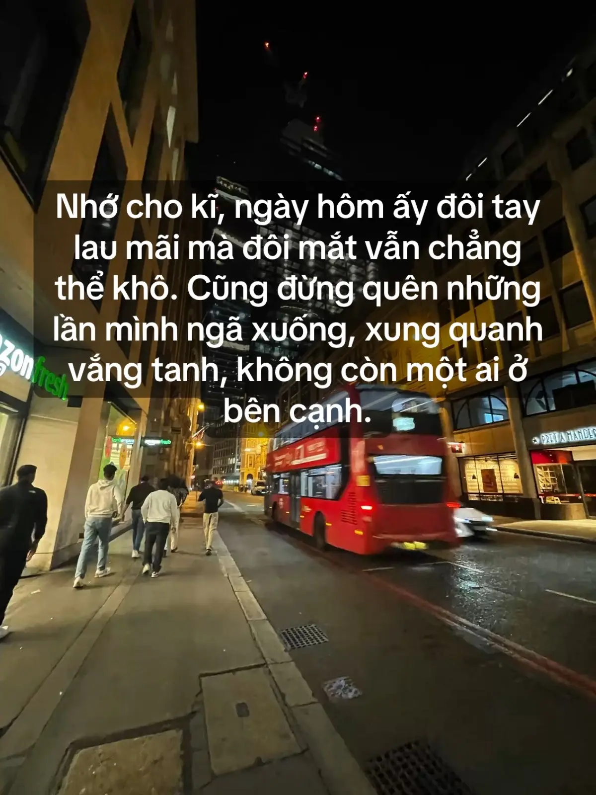 Nhớ cho kĩ, ngày hôm ấy đôi tay lau mãi mà đôi mắt vẫn chẳng thể khô. Cũng đừng quên những lần mình ngã xuống, xung quanh vắng tanh, không còn một ai ở bên cạnh.#xh 
