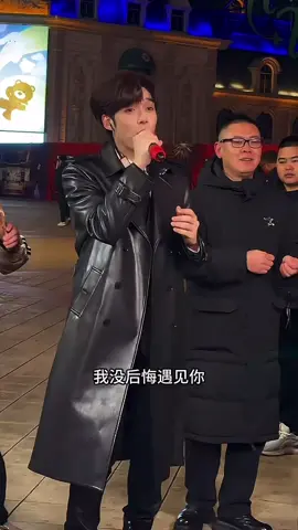 跑出來戶外唱歌了路過的朋友覺得好聽嗎#街頭路演 #街頭演唱#戶外直播現場#吴治岗543 