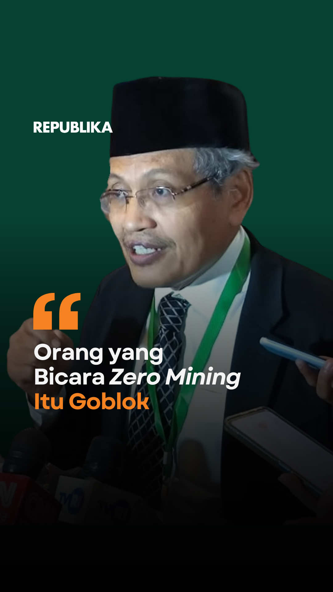 Ketua Pengurus Besar Nahdlatul Ulama (PBNU), KH Ulil Abshar Abdalla (Gus Ulil) kembali menjadi sorotan, usai menyebut mereka yang bicara zero mining adalah orang yang goblok. Menurutnya, kehidupan modern tidak mungkin lepas dari hasil tambang.  Dari ponsel, energi listrik, hingga operasional media, semuanya bergantung pada produk pertambangan. Karena itu, ujar dia, mengharamkan seluruh bentuk tambang adalah pandangan ekstrem. Ia menilai, pertambangan dibolehkan asal sesuai dengan aturan-aturan.  Produser: Eko Supriyadi  Kreator: Hirzi  #Republika #CekRepublikaAja  