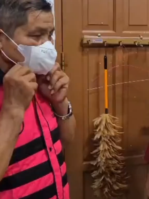 Kejari Tana Toraja menetapkan TR — Kepala Bidang Sarana & Prasarana Dinas Pertanian Toraja Utara — sebagai tersangka korupsi proyek irigasi perpipaan TA 2024. Setelah dua alat bukti terpenuhi dan 118 saksi diperiksa, TR langsung ditahan 20 hari ke depan. Modusnya? ➡️ Mengarahkan 60 kelompok tani untuk membeli pipa di toko tertentu ➡️ Harga material dimark-up ➡️ Laporan pekerjaan tidak sesuai kondisi lapangan ➡️ Keuntungan mengalir ke tersangka Total kerugian negara: Rp 2.221.910.450 TR dijerat pasal Tipikor Pasal 2 dan Pasal 3. Kejari Tana Toraja menegaskan penyidikan terus berlanjut untuk menelusuri pihak lain dan aliran dana. ⚠️ Dana negara harus dipertanggungjawabkan, tanpa pengecualian. Ketik “Kawal” kalau kamu dukung #Kemenhub #usuttuntas #fyppppppppppppppppppppppp