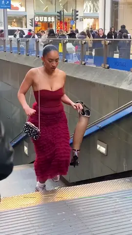 Aceh berduka Seorang pemuda terjebak selama 7 jam di tiang penyangga akibat banjir yang melanda wilayahnya di Aceh. Beruntung, warga berhasil menyelamatkannya dengan menggunakan seutas tali, membawanya ke tempat aman. - Selengkapnya kunjungi website dengan klik link di bio atau download aplikasi di AppStore dan Google Play Store. #inilahNews #banjiraceh #acehtenggelam #banjirpidiejaya #fyppppppppppppppppppppppp