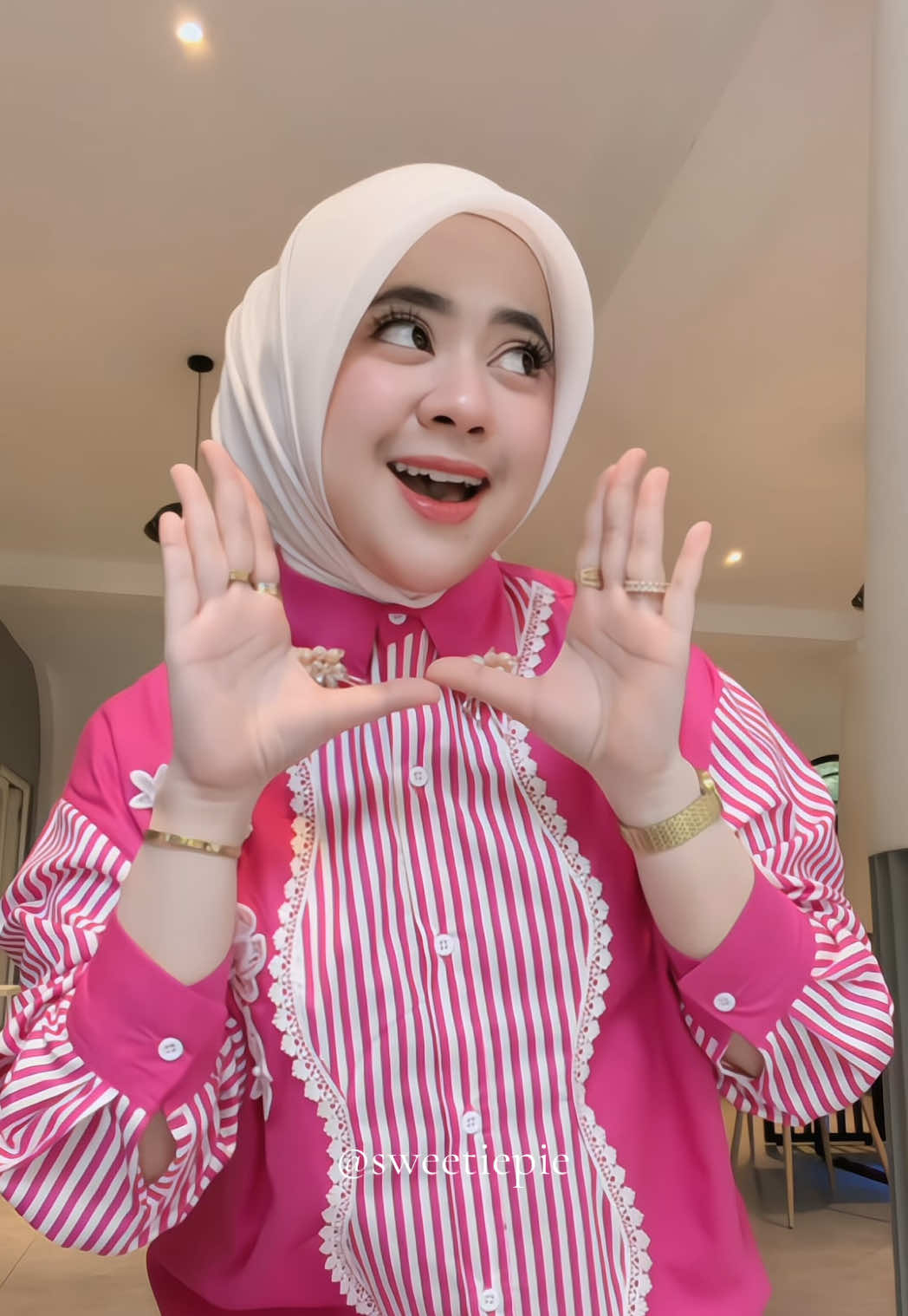 sayangg serba pink sayangg💗💐🌷 #kemejawanita #kemejaoversize #ootdfashion #outfitideas #ootdhijabstyle 