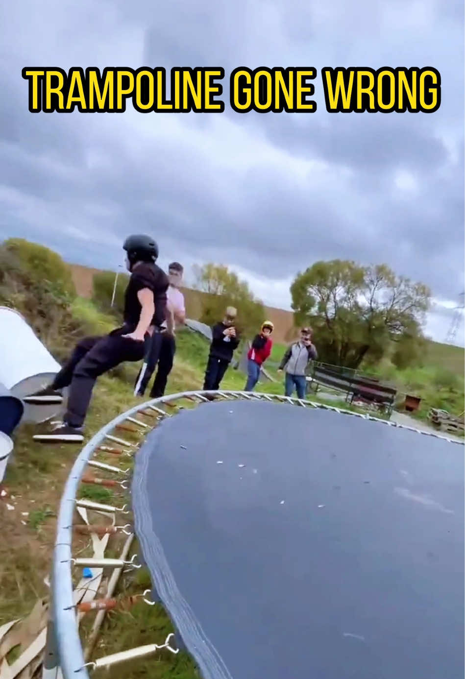 The trampoline failure was absolutely hilarious!🤣#funny #fyp #fail #funnyfail #trampoline