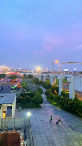 #SânBayGióLộngNgườiĐiVội__MộtMìnhĐứngLặngNhơXaXăm_!