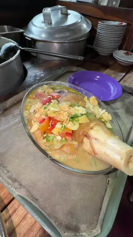 Sop kaki jumbo pake kuah susu seporsi 140 ribu #carijajan #streetfood #food #kuliner #soto 