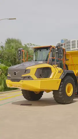 New Generation Volvo A40 exterior walkaround 🚜👀 Luciano’s got the highlights! Let’s go for a quick tour around the hauler. #VolvoCE #HeavyEquipment #ArticulatedHauler #DumpTruck #ConstructionTok