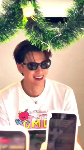 Xuất sắc luôn nha trời ơii mặc áo phông đeo kính thôi mà làm người ta rụng tym đó 🫠🫠🫠 Cre: on X  #DMDCHARITY2025 #KengNamping #เก่งน้ำปิง #kengharit #nampingster 