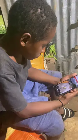 Adik Libo cuma lihat Sumatra kebanjiran sebentar, tapi hatinya langsung tergerak. ‘Bang… uang kaka kak online masih ada kan? Kita sumbang aja ya…’ Masya Allah, anak sekecil itu yang hidupnya sendiri penuh kekurangan tapi pikirannya tetap untuk bantu orang lain. Hati sebersih itu… nggak semua orang dewasa punya.#adiklibo 