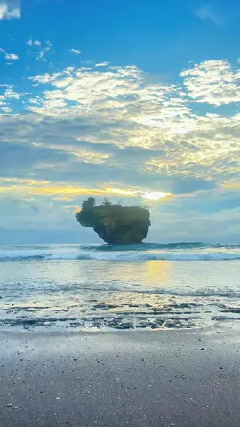 Sunrise pantai madasari🌅🌊🏖️ #pantaimadasari  #madasaribeach  #sunriseview  #campinmadasari  #sewatendamangpipin 