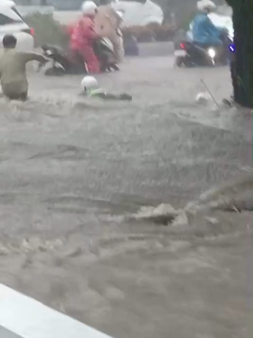 Malang waterboom banyak pilihan lokasinya #malanghits #malanghariini #macet #malangbanjir 