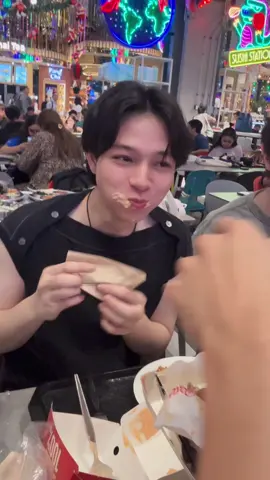 เมื่อ แมะๆ กลัวลูกผอม 🤪😎 @bbasjtr  เหตุเกิดจากนายน้อยเลี้ยงวันเกิดพรี่ชาย @ngernnn 🥳 @แม็กกี้ อันเดอร์สกอ อาร์พี @Cooheart 