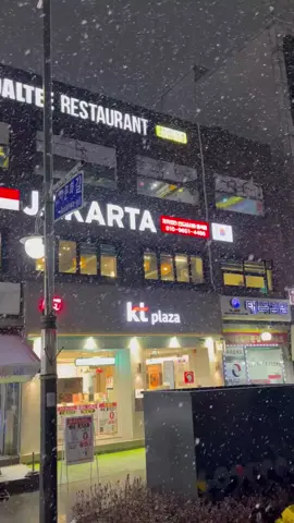 Salju pertama turun dijakarta