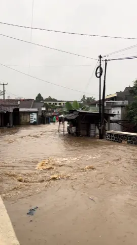Astagfirulloh liat banjir di berita skrng di kampung sendiri #ciburial#gunungguruh #banjir #fyp#viral_video 