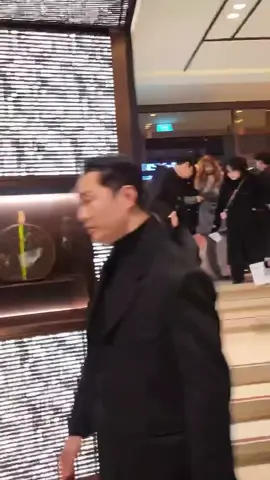 Sau khi chụp ảnh nhóm, Lisa bước ra trông em lạnh đến nỗi phải che mình lại.  thương quá! 🥺🥺🥺 LISA X LV THE PLACE #LISAxLouisVuitton #LISA #LALISA #fyp 