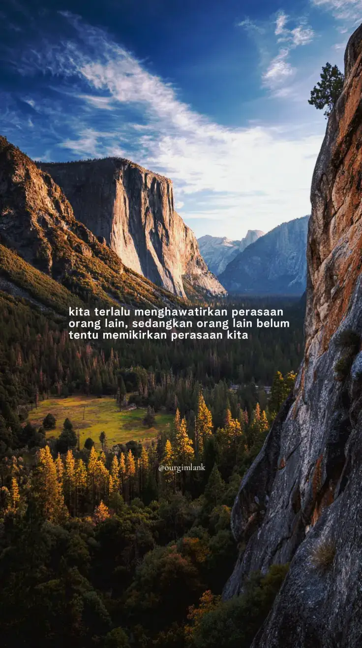 Bahan📝: 6 buah pisang kepok/raja/uli (pilih yang matang) 6–8 sdm tepung terigu 2 sdm tepung beras (buat lebih renyah) 2 sdm gula pasir ¼ sdt garam ½ sdt vanili bubuk 150 ml air (sesuaikan kekentalan) Minyak untuk menggoreng --- Cara Membuat📝: 1. Siapkan pisang Kupas pisang, bisa dibiarkan utuh lalu ditekan sedikit (gepeng) atau dibelah dua sesuai selera. 2. Buat adonan tepung Campur terigu, tepung beras, gula, garam, dan vanili. Tambahkan air sedikit-sedikit sambil diaduk hingga jadi adonan kental (tidak terlalu cair). 3. Panaskan minyak Gunakan api sedang agar pisang matang merata dan tidak cepat gosong. 4. Celupkan pisang ke adonan Pastikan seluruh permukaan pisang terbalut adonan. 5. Goreng hingga keemasan Goreng 3–5 menit sampai warnanya cokelat keemasan dan renyah. 6. Angkat & tiriskan Sajikan hangat, bisa ditambah topping gula halus, keju, atau cokelat. --- Tips Supaya Pisang Goreng Lebih Renyah✨: Tambahkan 1 sdm tepung maizena jika ada. Gunakan pisang yang tidak terlalu lembek supaya hasilnya tidak hancur. Goreng dalam minyak panas stabil (api sedang). #katakata #storytime #4upage #masukberanda #fyppppppppppppppppppppppp 