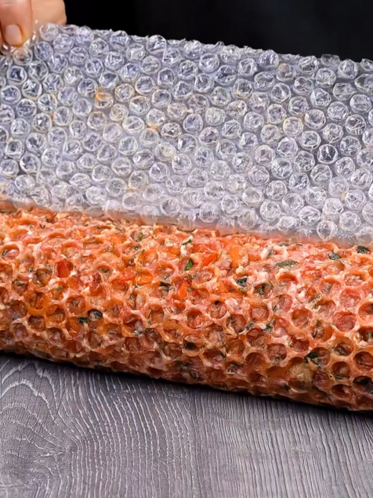 Держу пари, это лучший рецепт теста, который вы когда-либо пробовали!  Ингредиенты Яйца: 4 шт. Вода: 500 мл (17 жидких унций) Сахар: 30 г (1,1 унции) Соль: 2 г (0,1 унции) Растительное масло: 30 мл (1,0 жидкая унция) Мука: 400 г (14 унций) Мука: 10 г (0,4 унции) Мягкое сливочное масло: 80 г (2,8 унции) Мука: 10 г (0,4 унции) Сыр: 200 г (7,1 унции) Петрушка: 10 г (0,4 унции) Яйца: 1 шт. Семена белого кунжута: 5 г (0,2 унции) Чеснок: 10 г (0,4 унции) Лимон: 1 шт. Дополнительно Йогурт: 200 г (7,1 унции) Мята: 3 г  (0,1 унции) укроп: 5 г (0,2 унции) огурцы: 1 шт. оливковое масло: 10 мл (0,3 жидких унции) соль: 1 г (0,0 унции) черный перец: 1 г (0,0 унции)