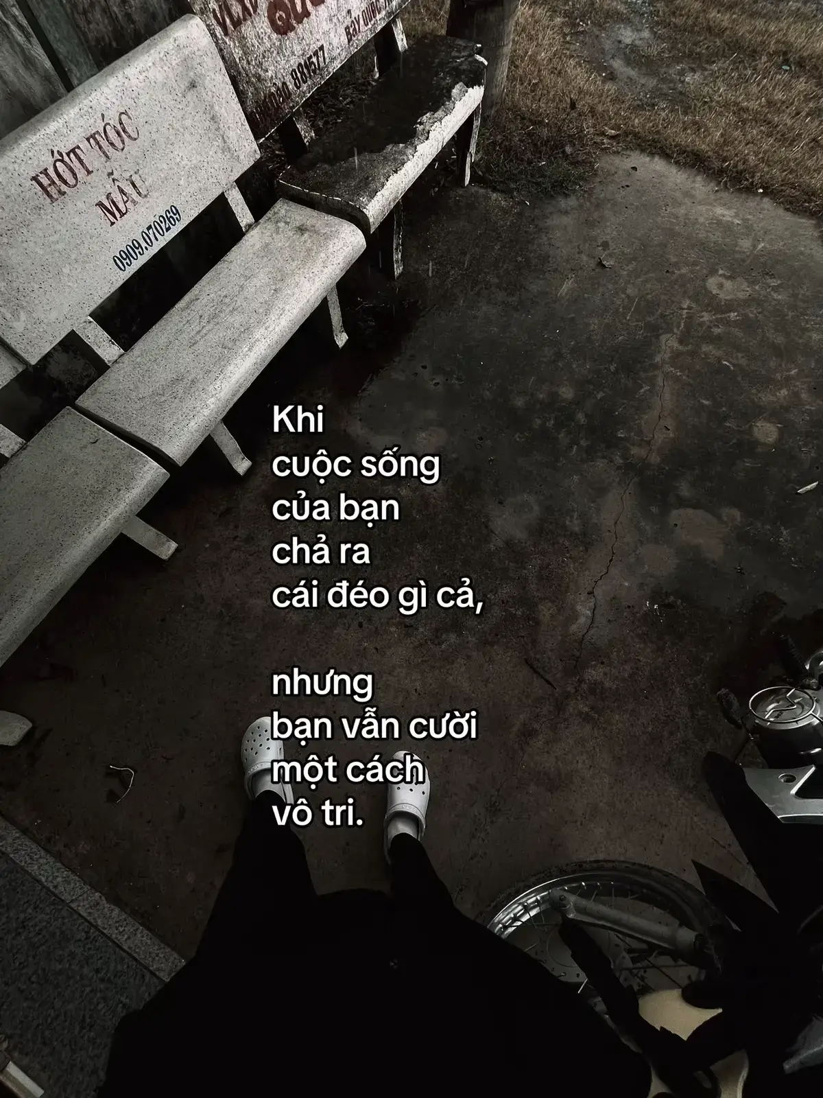 Ước mơ của anh là gì anh cũng chẳng nhớ nữa. Anh xây 1 nghĩa trang trong lòng mình, để chôn vùi những ước mơ đã gãy cánh từ lâu. 