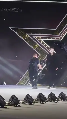 Dari tadi mantengin Live sama Grub cuma nyari Kamu jalan Di Red Karpet Baobei 😍🫶  . . #chensi沉思 #chensi #aktorchina #dramachachanight 