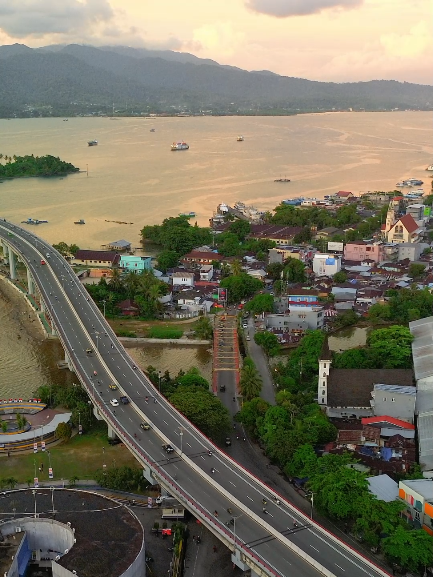 Cari hidup Jauh di Rantau, nona di Ambon .  #fardysabban #droneambon #langitmaluku #djimini3