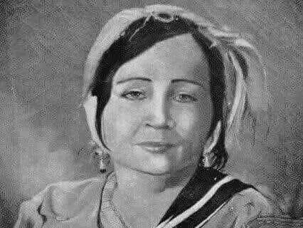 مقعمزة وسط الحوش وترقع في سورية راجلها بعد ما طبقت الحوايج وحطتهم بحداها . ومن غير ماتندري ناضت تجري شدت فردة الشبشب وضربت بيها الزقرلو .. هي تعرف ضربة واحدة ما تسدش .. زداته ضربتين باهيات لين ايبس في مطراحه !! قالت في خاطرها : ستر ربي اللي مافيه حد !! عقابها زقرلو يحوس في حوشي !! زعما من وين طلع .. غبارة كان يتشرتع .. قعدت ادور في الكوجينة ومشت للكنيف .. بالك اطلع منه .. ولت للكوجينة وشافت في التراكين .. قامت الستار .. طلعت القدور .. باهي اللي قفة الخبزة معلقة فوق .. بدت اطلع في الماعين وسط الحوش ودارت رأسها ورأس الزقرلو !! ياهو ياهي في الحوش .. سمعت من يطقطق عالباب . - ياساتر .. زعما البنات روحوا! .. مشت لفم الباب وقبل ماتفتح قالت أشكون . - أني .. أفتحي - عرفتها أختها من صوتها وفتحت الباب - كيف حالك .. وين جيتي - تفضلي .. سكرت الباب وخذت منها فراشيتها - نبي نمشي - فيسع ماطبقت الفراشية وقالتلها هيا خشي من غير تزعبين زايد .. وقبل ماتنشدها عالحوسة اللي في وسط الحوش سبقتها في الكلام . - أسكتى .. الكوجينة كلها طلعتها وسط الحوش على خاطر الزقرلو. - هذا وقته ..  - ردي بالك راهو يعشش بعتالي  حتى الدواء معاش ينفع فيه !!  خيرك ما تسكريش  الخرارة بطرف وزرة . - اندير فيها .. البناويت لمّا يسيقوا مرات ينسوا فيها .وديما نقوللهم عليها . - امالا هما وين  . - بعتتهم لامي من الصبح .. خوك  عنده عزومة ومايبي الا الحاجة الباهية .. والله امي كبرت معاش زي قبل .. وهو مايبيش يأخذ مرأة ..  - هذا ما قاله رأسه .. شن نبو انديروله .. حتى أمي قلتلها معاش اديرله شئ .. ناضت فيا .. قالتلي ياللا .. وأني من عندي غيره !! - ههههه خايفة الكنة تاخده منها !! - الحق حتى أمي واعرة .. ديما نقوللها فيها .. ما بعد الكنة كان جاتك.. وين تقدرك .. خلي انديروا طويسة شاهي . - نبي نمشي - غير قعمزي مازال بكري - لا مازال عندي مشيوير بنهوى على جارتي مريضة  - باهي تعالي هدرزي غدوا  - توه انجيك ضمت الحوسة اللي في وسط الحوش وبعد ما كملت قعدت ادور في اليبرة .. زعما وين مشت .. خيرني اليوم .. الزقرلو دهبلها شيرتها وخلاها حايسة في روحها