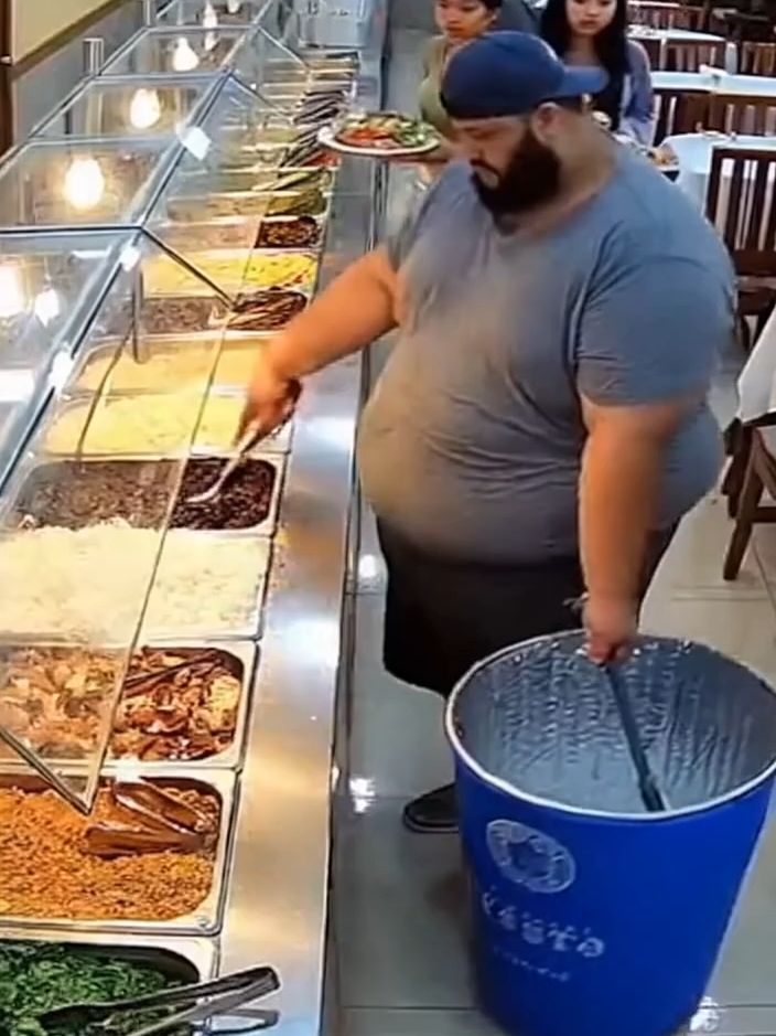 Eu só queria almoçar em paz, mas sempre tem alguém pra transformar o restaurante em episódio do Discovery Channel💀 Mano… uma CAIXA D’ÁGUA no buffet?? 😭 A câmera de segurança pegou TUDO 😂 Eu tô rindo mas tô com medo até agora. #buffetbr #comedia #videoia #viral #fyp #paravoce #humorbrasileiro #chaoticfood #obeso #restaurantebr #iafunny #iarealista #videoinsano #tiktokbrasil  #failsbr #foodfails #caos #videodeIA #viral #aivideos #videoscurtos #palmeiras #flamengo