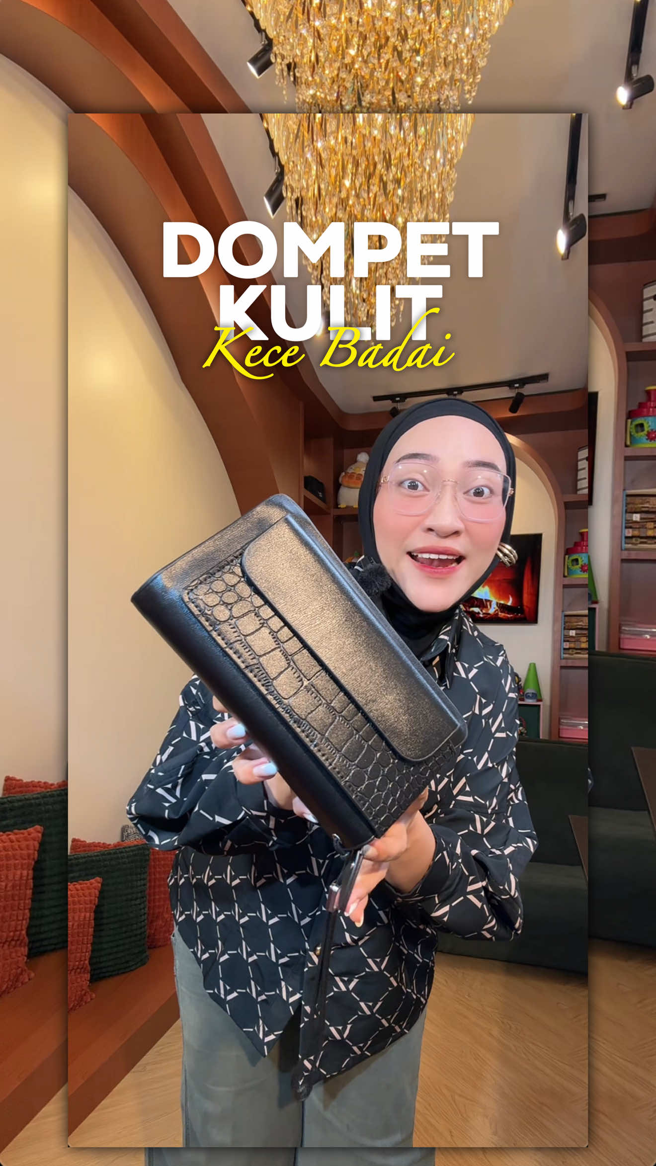 Kemarin waktu bayar di kasir, mbaknya sampai bilang, “Dompetnya cantik banget, bun.” Padahal itu cuma Dompet Kulit Kece Badai yang saya bawa tiap hari. Bahannya nyaman digenggam dan muat banyak kebutuhan. Buruan cekout Dompet Kulit Kece Badai ini ya! #dompetkulit #dompet #gajiansale  #promoguncang1212  #modalkontendoang 