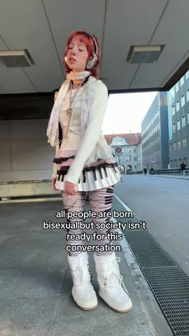 DISCLAIMER: I’m in no way trying to invalidate the experiences of gay men and lesbians. I’m queer myself and I know how hard the process of selfacceptance can be. This theory actually applies even more to straight ppl, bc the way most of them r raised means they can’t even imagine looking any other way. I genuinely believe in this theory, even though there are both arguments against it and evidence for it. I don’t want to hurt anyone’s feelings. Love y’all 🫶🫶 #sexualorientation #society #outfitcheck #loveislove🏳️‍🌈 #bisexuality 